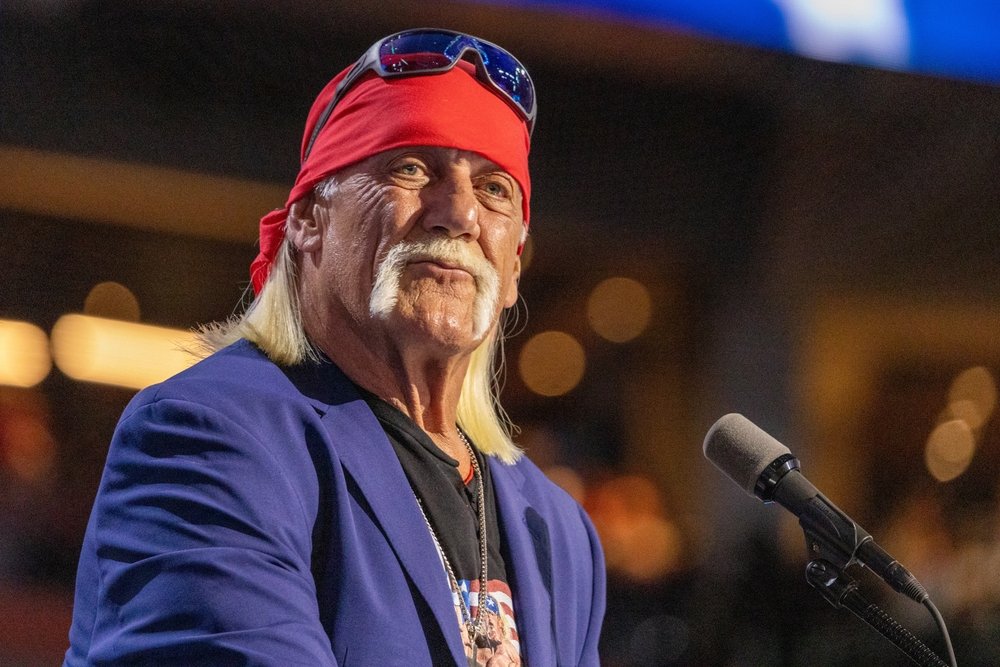 Hulk Hogan’s loyal dog refused to leave his casket, silently staring at his portrait as if it understood everything