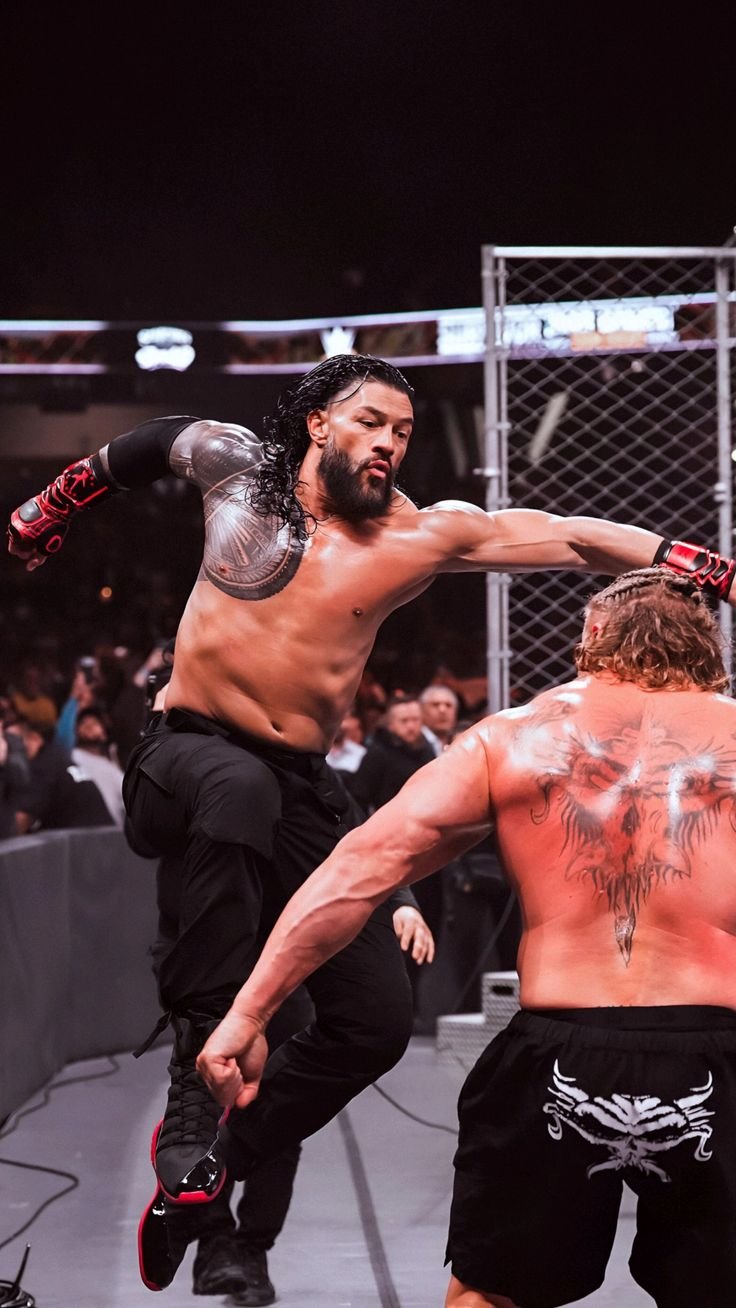 **“When Roman Reigns Strikes, the Arena Trembles! ⚡ Roman Reigns’ Ruthless Assault – No Mercy Inside the Cage