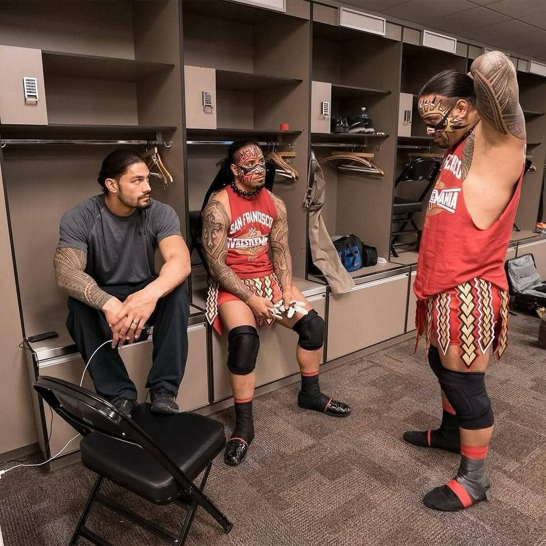 #TheUsos & #RomanReigns at Backstage ☝️
